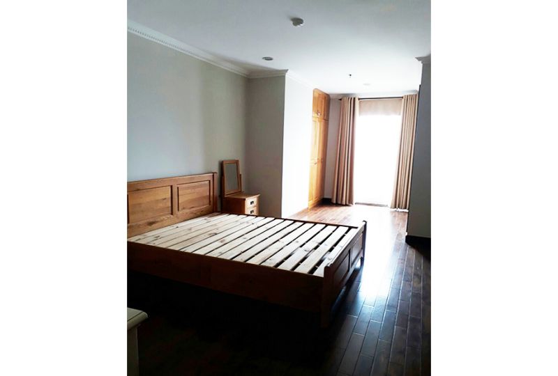 Oak-wood style service apartment in Phu Nhuan district for lease