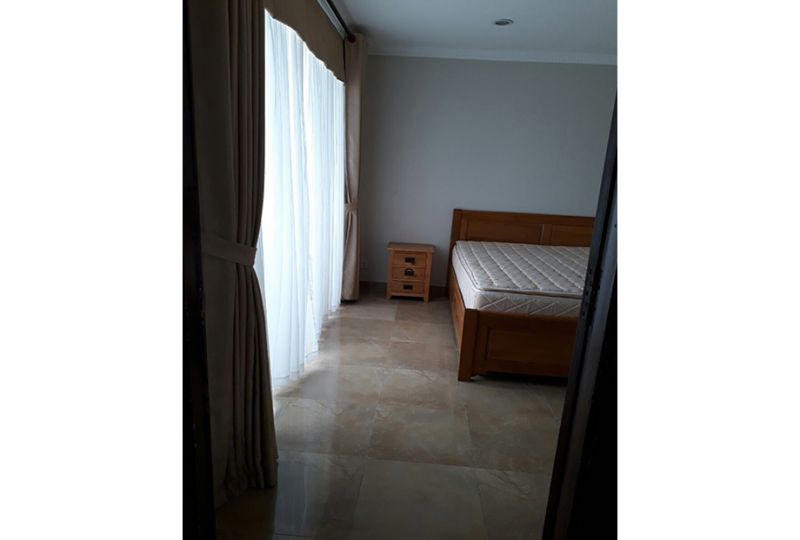 Oak-wood style service apartment in Phu Nhuan district for lease